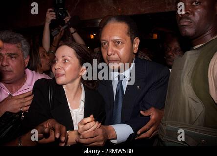 (141004) -- PORT AU PRINCE, Bild aufgenommen am 16. Januar 2011 zeigt Jean-Claude Duvalier (2. R), ehemaliger Präsident Haitis, und seine Frau Michele während seiner Rückkehr nach Haiti in einem Hotel in Port-Au-Prince, der Hauptstadt Haitis. HAITI-PORT AU PRINCE-POLITICS-DUVALIER WanxPei PUBLICATIONxNOTxINxCHN Port Au Prince Bild aufgenommen AM 16. Januar 2011 zeigt Jean Claude Duvalier 2. R. ehemaliger Präsident von HAITI und seine Frau Michele während seiner Rückkehr nach HAITI in einem Hotel in Port Au Prince Capital von HAITI Port Au Prince POLITICS Duvalier PUBLICATIONxNOTxINxCHN Stockfoto