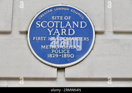 Blaue Gedenktafel auf dem Gelände von Scotland Yard. Das erste Hauptquartier der Metropolitan Police, Whitehall, London, Großbritannien Stockfoto