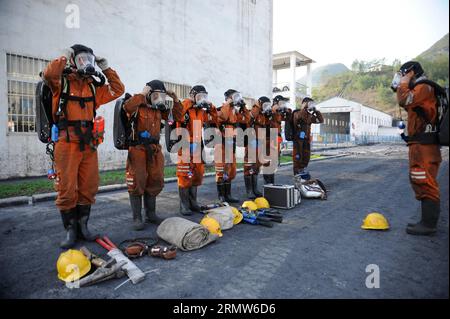 (141007) -- GUIYANG, 7. Oktober 2014 -- Rettungskräfte bereiten sich darauf vor, nach einem Gasausbruch im Qianxi County, Provinz Guizhou im Südwesten Chinas, am 7. Oktober 2014 in die Minengrube zu gehen. Drei Menschen wurden getötet, 11 weitere verletzt und sieben blieben bei dem Unfall, der sich am frühen Sonntag in der Xintian-Kohlemine im Qianxi-County ereignete, außer Kontakt, als 134 Menschen arbeiteten, so erste Untersuchungen. ) (mp) CHINA-GUIZHOU-QIANXI COUNTY-GAS OUTBURST-DEATH (CN) TaoxLiang PUBLICATIONxNOTxINxCHN Guiyang OCT 7 2014 Rescue bereitet sich vor, nach einem Gasausbruch im Qianxi County im Südwesten C zur Grube zu gehen Stockfoto