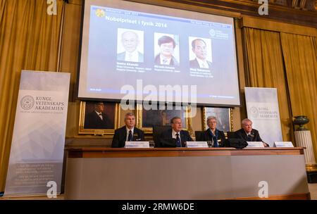 (141007) -- STOCKHOLM, 7. Oktober 2014 -- Staffan Normark (2. L), ständiger Sekretär der Königlich Schwedischen Akademie der Wissenschaften, gibt die Gewinner des Nobelpreises 2014 für Physik an der Königlich Schwedischen Akademie der Wissenschaften in Stockholm, Hauptstadt von Schweden, bekannt, 7. Oktober 2014. Isamu Akasaki und Hiroshi Amano aus Japan und der in Japan geborene US-Wissenschaftler Shuji Nakamura erhielten 2014 den Nobelpreis für Physik für ihre Erfindung von blauen Leuchtdioden, einer neuen energieeffizienten und umweltfreundlichen Lichtquelle, die am Dienstag bekanntgegeben wurde. ) SCHWEDEN-STOCKHOLM-NOBELPREIS-PHYSIK SHIXTI Stockfoto