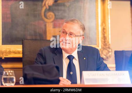 (141007) -- STOCKHOLM, 7. Oktober 2014 -- Staffan Normark, ständiger Sekretär der Königlich Schwedischen Akademie der Wissenschaften, gibt am 7. Oktober 2014 die Gewinner des Nobelpreises 2014 für Physik an der Königlich Schwedischen Akademie der Wissenschaften in Stockholm, der Hauptstadt Schwedens, bekannt. Isamu Akasaki und Hiroshi Amano aus Japan und der in Japan geborene US-Wissenschaftler Shuji Nakamura erhielten 2014 den Nobelpreis für Physik für ihre Erfindung von blauen Leuchtdioden, einer neuen energieeffizienten und umweltfreundlichen Lichtquelle, die am Dienstag bekanntgegeben wurde. ) SCHWEDEN-STOCKHOLM-NOBELPREIS-PHYSIK SHIXTIANSHE Stockfoto