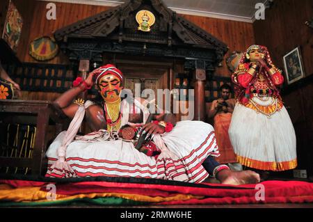 COCHIN, 7. Oktober 2014 -- Tänzer treten Kathakali in Cochin, Kerala, Indien, 7. Oktober 2014 auf. Kathakali ist ein klassisches indisches Tanzdrama, das für die attraktive Gestaltung von Charakteren, aufwendigen Kostümen, detailreichen Gesten und klar definierten Körperbewegungen bekannt ist. Es entstand im 17. Jahrhundert im heutigen Bundesstaat Kerala und hat sich im Laufe der Jahre mit verbessertem Aussehen und raffinierten Gesten entwickelt. (dzl) INDIA-COCHIN-DANCE-DRAMA-KATHAKALI WangxPing PUBLICATIONxNOTxINxCHN Cochin OCT 7 2014 Tänzerinnen führen Kathakali in Cochin Kerala India OCT 7 2014 Kathakali IST ein Stylized Stockfoto