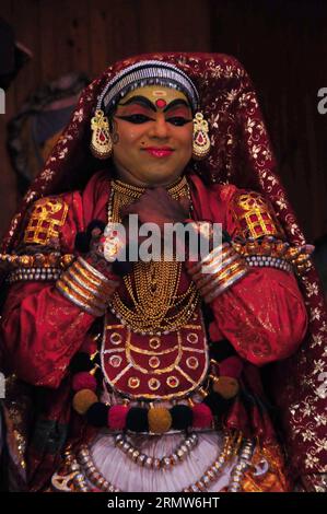 COCHIN, 7. Oktober 2014 – A Kathakali Dancers Performers in Cochin, Kerala, Indien, 7. Oktober 2014. Kathakali ist ein klassisches indisches Tanzdrama, das für die attraktive Gestaltung von Charakteren, aufwendigen Kostümen, detailreichen Gesten und klar definierten Körperbewegungen bekannt ist. Es entstand im 17. Jahrhundert im heutigen Bundesstaat Kerala und hat sich im Laufe der Jahre mit verbessertem Aussehen und raffinierten Gesten entwickelt. (dzl) INDIA-COCHIN-DANCE-DRAMA-KATHAKALI WangxPing PUBLICATIONxNOTxINxCHN Cochin OCT 7 2014 eine Kathakali-Tänzerin tritt in Cochin Kerala India OCT 7 2014 Kathakali IST ein Stall auf Stockfoto