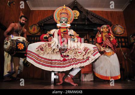 COCHIN, 7. Oktober 2014 -- Tänzer treten Kathakali in Cochin, Kerala, Indien, 7. Oktober 2014 auf. Kathakali ist ein klassisches indisches Tanzdrama, das für die attraktive Gestaltung von Charakteren, aufwendigen Kostümen, detailreichen Gesten und klar definierten Körperbewegungen bekannt ist. Es entstand im 17. Jahrhundert im heutigen Bundesstaat Kerala und hat sich im Laufe der Jahre mit verbessertem Aussehen und raffinierten Gesten entwickelt. (dzl) INDIA-COCHIN-DANCE-DRAMA-KATHAKALI WangxPing PUBLICATIONxNOTxINxCHN Cochin OCT 7 2014 Tänzerinnen führen Kathakali in Cochin Kerala India OCT 7 2014 Kathakali IST ein Stylized Stockfoto