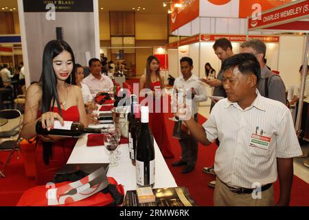 (141008) -- PHNOM PENH, 8. Oktober 2014 -- Besucher testen Wein während einer Essen- und Hotelausstellung in Phnom Penh, Kambodscha, 8. Oktober 2014. Kambodscha veranstaltete hier am Mittwoch eine internationale Essen- und Hotelausstellung mit dem Ziel, die Tourismusindustrie weiter zu fördern, sagten Beamte. ) KAMBODSCHA-PHNOM PENH-AUSSTELLUNG Sovannara PUBLICATIONxNOTxINxCHN Phnom PENH OCT 8 2014 Besucher Probe Wein während einer Essen-und Hotel-Ausstellung in Phnom Penh Kambodscha OCT 8 2014 Kambodscha Gastgeber der Internationalen Essen-und Hotel-Ausstellung hier AM Mittwoch mit dem Ziel, die Tourismusbranche weiter zu fördern, sagten Beamte aus Kambodscha Stockfoto