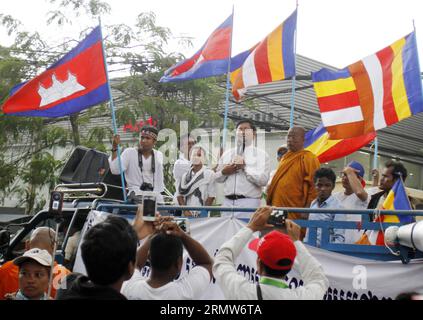 (141008) -- PHNOM PENH, 8. Oktober 2014 -- Thach Sitha (4. L, zurück), Protestführer und Präsident der Khmer Kampuchea Krom Association, spricht die Kundgebung während eines Protestes vor der vietnamesischen Botschaft in Phnom Penh, Kambodscha, am 8. Oktober 2014 an. Mehr als 100 Khmer Krom Mönche und Aktivisten aus der ethnischen Minderheit in Kambodscha schlossen ihren fünftägigen Protest gegen einen ehemaligen vietnamesischen Diplomaten am Mittwoch ab. KAMBODSCHA-PHNOM PENH-VIETNAM-PROTEST Sovannara PUBLICATIONxNOTxINxCHN Phnom PENH OCT 8 2014 4th l Back Protest Leader und Präsident der Khmer Kampuchea Krom Association spricht an die Rally du Stockfoto