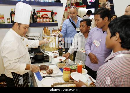 (141008) -- PHNOM PENH, 8. Oktober 2014 -- Besucher probieren Essen während einer Essen- und Hotelausstellung in Phnom Penh, Kambodscha, 8. Oktober 2014. Kambodscha veranstaltete hier am Mittwoch eine internationale Essen- und Hotelausstellung mit dem Ziel, die Tourismusindustrie weiter zu fördern, sagten Beamte. ) KAMBODSCHA-PHNOM PENH-AUSSTELLUNG Sovannara PUBLICATIONxNOTxINxCHN Phnom Penh OCT 8 2014 Besucher probieren Essen während einer Essen-und Hotel-Ausstellung in Phnom Penh Kambodscha OCT 8 2014 Kambodscha fand AM Mittwoch auf der Internationalen Lebensmittel-und Hotel-Ausstellung statt, um die Tourismusbranche weiter zu fördern, sagten Beamte aus Kambodscha Stockfoto