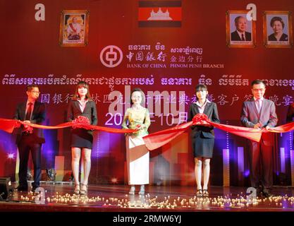 (141008) -- PHNOM PENH, 8. Oktober 2014 -- Ouk Maly (C), stellvertretender Gouverneur der Nationalbank von Kambodscha, schneidet am 8. Oktober 2014 das Band ab, um eine Zweigstelle der Bank of China Phnom Penh in Phnom Penh, Kambodscha, zu eröffnen. Die Bank of China Phnom Penh Zweigstelle eröffnete am Mittwoch ihre zweite Zweigstelle in Phnom Penh, der Hauptstadt Kambodschas, nachdem sie mehr als drei Jahre im Land präsent war. ) KAMBODSCHA-PHNOM PENH-BANK OF CHINA-SUB-BRANCH-OPEN Sovannara PUBLICATIONxNOTxINxCHN Phnom Penh OCT 8 2014 Maly C Stellvertretender Gouverneur der Nationalbank von Kambodscha schneidet das Band zur Eröffnung eines Sub-Bra Stockfoto