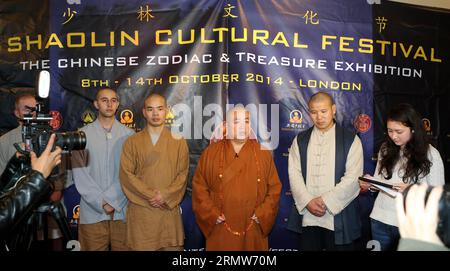 (141008) -- LONDON, 8. Oktober 2014 -- Shi Yongxin (3. R), der Abt des chinesischen Shaolin-Tempels, nimmt am 8. Oktober 2014 an einer Pressekonferenz zum 3. Shaolin Cultural Festival in London, Großbritannien, Teil. Das dritte Shaolin Cultural Festival findet vom 8. Bis 14. Oktober in London statt. ) UK-LONDON-SHAOLIN CULTURAL FESTIVAL-PRESSEKONFERENZ HanxYan PUBLICATIONxNOTxINxCHN London OCT 8 2014 Shi Yongxin 3. R der Abt von China S Shaolin Temple nimmt an einer Pressekonferenz für das 3. Shaolin Cultural Festival in London Großbritannien AM 8. Oktober 2014 Teil das dritte Shaolin Cultural Festival wird Hero in London von OCT sein 8 Stockfoto