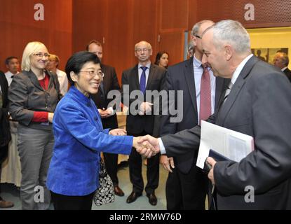 (141009) -- BRÜSSEL, 8. Oktober 2014 -- der Leiter der chinesischen Mission bei der EU Yang Yanyi (L, Front) schüttelt mit einem Gast im Europäischen Parlament, in Brüssel, Belgien, 8. Oktober 2014. Mitglieder des Europäischen Parlaments, die China gegenüber freundlich sind, haben hier am Mittwochabend die Freundschaftsgruppe EU-China im neuen Europäischen Parlament neu gegründet. ) (lyi) BELGIEN-BRÜSSEL-EU-CHINA FREUNDSCHAFTSGRUPPE YexPingfan PUBLICATIONxNOTxINxCHN Brüssel OKT 8 2014 Leiter der chinesischen Mission bei der EU Yang Yanyi l Front schüttelt Hand mit einem Gast IM Europäischen Parlament in Brüssel Belgien OKT 8 2014 Mitglieder von EUR Stockfoto