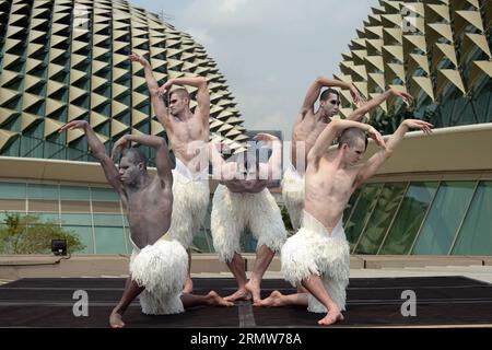 (141009) -- SINGAPUR, 9. Oktober 2014 -- Tänzer posieren für ein Foto an der Singapore's Esplanade am 9. Oktober 2014. Der britische Choreograf Matthew Bourne s Swan Lake eröffnete am Donnerstag auf dem da:ns Festival in Singapurs Esplanade. SINGAPORE-SWAN LAKE-FESTIVEL ThenxChihxWey PUBLICATIONxNOTxINxCHN Singapore OCT 9 2014 Tänzer posieren für ein Foto auf DER Singapore S Esplanade AM OCT 9 2014 der britische Choreograf Matthew Bourne S Swan Lake eröffnete AM Donnerstag AUF dem There NS Festival in Singapore S Esplanade Stockfoto