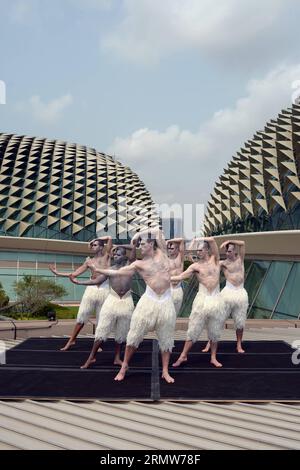 (141009) -- SINGAPUR, 9. Oktober 2014 -- Tänzer posieren für ein Foto an der Singapore's Esplanade am 9. Oktober 2014. Der britische Choreograf Matthew Bourne s Swan Lake eröffnete am Donnerstag auf dem da:ns Festival in Singapurs Esplanade. SINGAPORE-SWAN LAKE-FESTIVEL ThenxChihxWey PUBLICATIONxNOTxINxCHN Singapore OCT 9 2014 Tänzer posieren für ein Foto auf DER Singapore S Esplanade AM OCT 9 2014 der britische Choreograf Matthew Bourne S Swan Lake eröffnete AM Donnerstag AUF dem There NS Festival in Singapore S Esplanade Stockfoto