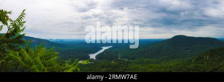 Panoramaaussicht auf den Lure Lake vom Chimeny Rock im Chimney Rock State Park in North Carolina, USA. Stockfoto