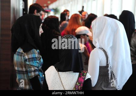 (141009) -- MONTEVIDEO, 9. Oktober 2014 -- das Bild von zeigt, dass fünf syrische Flüchtlingsfamilien am 9. Oktober 2014 am internationalen Flughafen Carrasco in Montevideo, der Hauptstadt Uruguays, ankommen. Insgesamt 42 Syrain-Flüchtlinge, davon überwiegend Kinder und Jugendliche, kamen am Donnerstag auf Einladung des uruguayischen Präsidenten Jose Mujica nach Montevideo zur Neuansiedlung. ) URUGUAY-MONTEVIDEO-SYRYA-FLÜCHTLINGE URUGUAY SxPRESIDENCY PUBLICATIONxNOTxINxCHN Montevideo OKT 9 2014 Bild bereitgestellt von Shows Thatcher fünf syrische Flüchtlingsfamilien kommen AM Carrasco International Airport in Montevideo Hauptstadt von Uruguay an Stockfoto