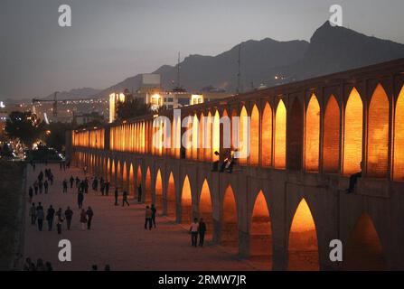 (141010) -- ISFAHAN, -- Menschen laufen um die Si-o-Pol-Brücke in Isfahan, Iran, 9. Oktober 2014. Isfahan, die drittgrößte Stadt im Iran, ist eine historische Stadt, die bekannt ist für antike Architekturen, edle Teppiche, Silberfiligrane und Kunsthandwerk. ) IRAN-HISTORISCHE STADT-ISFAHAN-TÄGLICHES LEBEN AhmadxHalabisaz PUBLICATIONxNOTxINxCHN Isfahan Prominente spazieren um Si O seh POL Brücke in Isfahan Iran OCT 9 2014 Isfahan die drittgrößte Stadt im Iran IST eine historische Stadt, bekannt für alte Architekturen schöne Teppiche Silber Filigree und Kunsthandwerk Iran Historisches Leben Isfahan Stockfoto