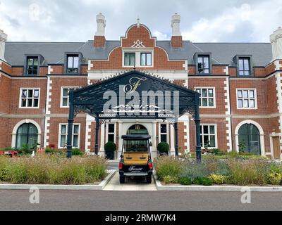 Egham, Surrey, Großbritannien. 30. August 2023. Der Milliardär der Tory Party, Surinder Arora, im Alter von 64 Jahren, wurde angewiesen, einen Flügel des fünf-Sterne-Fairmont Windsor Park Hotels in Egham, Surrey, zu zerstören, nachdem er angeblich ohne Planungsgenehmigung Änderungen am Gebäude vorgenommen hatte. Er fügte dem fünf-Sterne-Hotel einen zusätzlichen Flügel hinzu und erweiterte das Gebäude, ohne die erforderliche Planungsgenehmigung des Runnymede Borough Council einzuholen. Der rat hat nun eine Mitteilung zur Umsetzung der Planung veröffentlicht, in der er von Herrn Arora verlangt, dass er das Hotel ganz oder teilweise abreißen muss. Das kürzlich erbaute Hotel hat im Februar Schlagzeilen gemacht Stockfoto