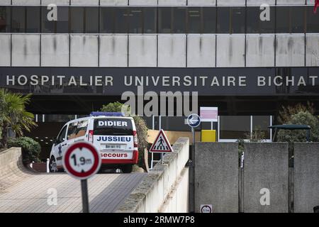 (141010) -- PARIS, 10. Oktober 2014 -- ein Krankenwagen kommt am Eingang des Bichat-Krankenhauses vorbei, wo eine Frau mit Ebola-Symptomen eingesperrt war, in Paris, Frankreich, 10. Oktober 2014. Eine Französin wurde mit Ebola-Symptomen ins Krankenhaus gebracht, die sie während ihres Aufenthalts in Liberia unter Verdacht stand, sich zu verstecken, berichteten lokale Medien am Freitag. Die Analyse der Proben war im Gange, und die Ergebnisse waren erst später am Tag bekannt. ) FRANKREICH-PARIS-EBOLA-VERDACHTSFALL EtiennexLaurent PUBLICATIONxNOTxINxCHN Paris OKT 10 2014 zu Ambulance Pass am Eingang des Bichat Krankenhauses, wo eine Frau Wi Stockfoto