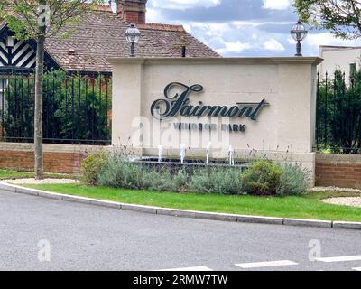 Egham, Surrey, Großbritannien. 30. August 2023. Der Milliardär der Tory Party, Surinder Arora, im Alter von 64 Jahren, wurde angewiesen, einen Flügel des fünf-Sterne-Fairmont Windsor Park Hotels in Egham, Surrey, zu zerstören, nachdem er angeblich ohne Planungsgenehmigung Änderungen am Gebäude vorgenommen hatte. Er fügte dem fünf-Sterne-Hotel einen zusätzlichen Flügel hinzu und erweiterte das Gebäude, ohne die erforderliche Planungsgenehmigung des Runnymede Borough Council einzuholen. Der rat hat nun eine Mitteilung zur Umsetzung der Planung veröffentlicht, in der er von Herrn Arora verlangt, dass er das Hotel ganz oder teilweise abreißen muss. Das kürzlich erbaute Hotel hat im Februar Schlagzeilen gemacht Stockfoto