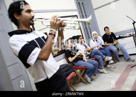 Kairo, Ägypten. 27. August 2023. Junge Menschen lernen Trompete zu spielen während eines Musikkurses im House of Art and Culture in Kairo, Ägypten, am 27. August 2023. ZU GEHEN MIT "Feature: Non-Profit-Musikschule in Kairo bietet lebensverändernde Möglichkeiten für benachteiligte Jugendliche" Credit: Ahmed Gomaa/Xinhua/Alamy Live News Stockfoto