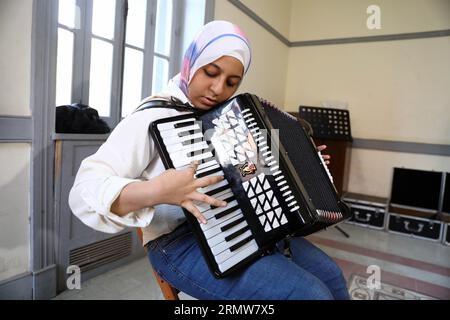Kairo, Ägypten. 27. August 2023. Ein Mädchen übt Akkordeon während eines Musikkurses im House of Art and Culture in Kairo, Ägypten, am 27. August 2023. ZU GEHEN MIT "Feature: Non-Profit-Musikschule in Kairo bietet lebensverändernde Möglichkeiten für benachteiligte Jugendliche" Credit: Ahmed Gomaa/Xinhua/Alamy Live News Stockfoto