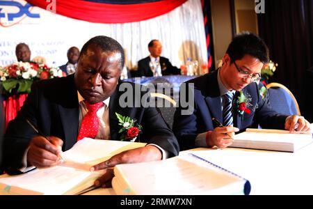 Noar Gwariro (L), CEO der Zimbabwe Power Company (ZPC), und Sinohydro-Vertreter in Simbabwe, Wu Yifeng, unterzeichnen die Vereinbarungen bei der Unterzeichnungszeremonie des Erweiterungsprojekts in Harare, Simbabwe, 10. Oktober 2014. Am Freitag unterzeichneten der ZPC und Chinas Sinohydro einen Vertrag über den Ausbau des Kraftwerks Hwange um 600 Megawatt zu Kosten von 1,17 Milliarden US-Dollar. () SIMBABWE-SINOHYDRO-POWER-PROJEKT Xinhua PUBLICATIONxNOTxINxCHN Noar l CEO der simbabwischen Stromgesellschaft und Sinohydro S-Vertreter in Simbabwe Wu Yifeng unterzeichnen die Deals BEI der Unterzeichnung des Erweiterungsprojekts in Ha Stockfoto