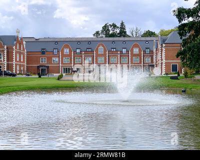 Egham, Surrey, Großbritannien. 30. August 2023. Der Milliardär der Tory Party, Surinder Arora, im Alter von 64 Jahren, wurde angewiesen, einen Flügel des fünf-Sterne-Fairmont Windsor Park Hotels in Egham, Surrey, zu zerstören, nachdem er angeblich ohne Planungsgenehmigung Änderungen am Gebäude vorgenommen hatte. Er fügte dem fünf-Sterne-Hotel einen zusätzlichen Flügel hinzu und erweiterte das Gebäude, ohne die erforderliche Planungsgenehmigung des Runnymede Borough Council einzuholen. Der rat hat nun eine Mitteilung zur Umsetzung der Planung veröffentlicht, in der er von Herrn Arora verlangt, dass er das Hotel ganz oder teilweise abreißen muss. Das kürzlich erbaute Hotel hat im Februar Schlagzeilen gemacht Stockfoto