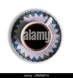Türkischer Kaffee mit traditioneller Porzellantasse auf weißem Hintergrund. Kaffeepräsentation Stockfoto