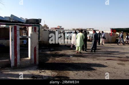 (141012) -- HELMAND, 11. Oktober 2014 -- Menschen versammeln sich am 11. Oktober 2014 an einem Ort eines Selbstmordattentats in der Provinz Helmand, Südafghanistan. Zwei Personen wurden getötet und fünf weitere wurden verletzt, als ein Selbstmordattentäter sich in der südlichen Provinz Helmand in die Luft sprengte, während sechs bewaffnete Kämpfer am Samstag die Kämpfe in der nördlichen Provinz Badakhshan aufgaben. AFGHANISTAN-HELMAND-ANGRIFF Zaheer PUBLICATIONxNOTxINxCHN Helmand OCT 11 2014 Prominente versammeln sich AM Ort eines Selbstmordanschlags in der Provinz Helmand Süd-Afghanistan AM 11. Oktober 2014 wurden zwei Personen GETÖTET und fünf Othe Stockfoto