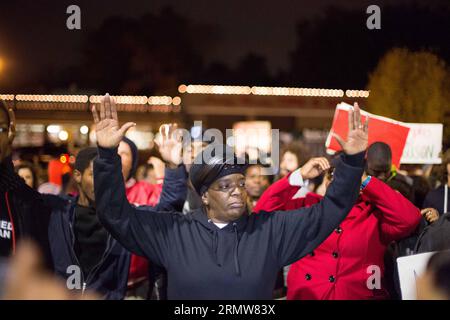 Demonstranten nehmen an einer Kundgebung Teil, um Michael Brown zu gedenken, einem unbewaffneten schwarzen Teenager, der vor zwei Monaten von einem Polizisten erschossen wurde, und um Polizeigewalt in St. Louis, Missouri, USA, 11. Oktober 2014. ) US-FERGUSON-PROTEST-POLIZEI GEWALT DanexIwata PUBLICATIONxNOTxINxCHN Demonstrant nimmt an einer Kundgebung Teil, um Michael Brown zu gedenken, unbewaffneten Black Teen, der zwei MONATE von einem Polizeibeamten erschossen wurde, und um Polizeigewalt in St. Louis Missouri zu verurteilen die Vereinigten Staaten OCT 11 2014 U.S. Ferguson Protest Police Violence PUBLICATIONxNOTxINxCHN Stockfoto