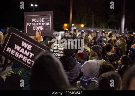 Demonstranten nehmen an einer Kundgebung Teil, um Michael Brown zu gedenken, einem unbewaffneten schwarzen Teenager, der vor zwei Monaten von einem Polizisten erschossen wurde, und um Polizeigewalt in St. Louis, Missouri, USA, 11. Oktober 2014. US-FERGUSON-PROTEST-POLIZEI GEWALT DanexIwata PUBLICATIONxNOTxINxCHN Stockfoto