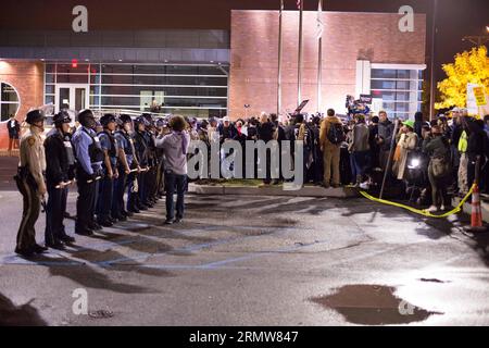 Demonstranten nehmen an einer Kundgebung Teil, um Michael Brown zu gedenken, einem unbewaffneten schwarzen Teenager, der vor zwei Monaten von einem Polizisten erschossen wurde, und um Polizeigewalt in St. Louis, Missouri, USA, 11. Oktober 2014. ) US-FERGUSON-PROTEST-POLIZEI GEWALT DanexIwata PUBLICATIONxNOTxINxCHN Demonstrant nimmt an einer Kundgebung Teil, um Michael Brown zu gedenken, unbewaffneten Black Teen, der zwei MONATE von einem Polizeibeamten erschossen wurde, und um Polizeigewalt in St. Louis Missouri zu verurteilen die Vereinigten Staaten OCT 11 2014 U.S. Ferguson Protest Police Violence PUBLICATIONxNOTxINxCHN Stockfoto