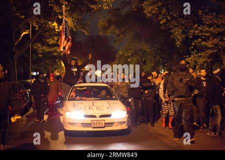 Demonstranten nehmen an einer Kundgebung Teil, um Michael Brown zu gedenken, einem unbewaffneten schwarzen Teenager, der vor zwei Monaten von einem Polizisten erschossen wurde, und um Polizeigewalt in St. Louis, Missouri, USA, 11. Oktober 2014. US-FERGUSON-PROTEST-POLIZEI GEWALT DanexIwata PUBLICATIONxNOTxINxCHN Stockfoto