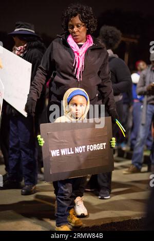 Demonstranten nehmen an einer Kundgebung Teil, um Michael Brown zu gedenken, einem unbewaffneten schwarzen Teenager, der vor zwei Monaten von einem Polizisten erschossen wurde, und um Polizeigewalt in St. Louis, Missouri, USA, 11. Oktober 2014. ) US-FERGUSON-PROTEST-POLIZEI GEWALT DanexIwata PUBLICATIONxNOTxINxCHN Demonstrant nimmt an einer Kundgebung Teil, um Michael Brown zu gedenken, unbewaffneten Black Teen, der zwei MONATE von einem Polizeibeamten erschossen wurde, und um Polizeigewalt in St. Louis Missouri zu verurteilen die Vereinigten Staaten OCT 11 2014 U.S. Ferguson Protest Police Violence PUBLICATIONxNOTxINxCHN Stockfoto