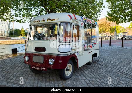 Liverpool, united Kingdom 16. Mai 2023 Alter Eiswagen am Liverpool Water Front, Liverpool, Merseyside Stockfoto