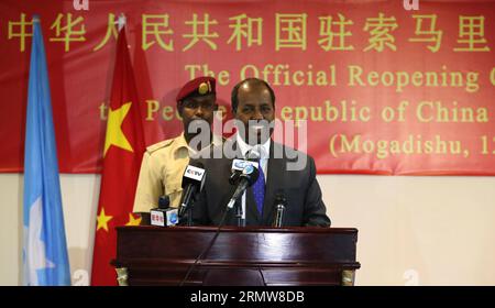(141012) -- MOGADISHU, 12. Oktober 2014 -- der somalische Präsident Hassan Sheikh Mohamoud spricht am 12. Oktober 2014 an der offiziellen Wiedereröffnung der Botschaft der Volksrepublik China in der Bundesrepublik Somalia in Mogadishu, der Hauptstadt Somalias. China eröffnete hier am Sonntag seine Botschaft in Somalia nach einer 23-jährigen Schließung, die begann, als Somalia in den Bürgerkrieg fiel. ) SOMALIA-MOGADISHU-CHINA-EMBASSY-REOOFLOW ZhangxChen PUBLICATIONxNOTxINxCHN Mogadishu OCT 12 2014 Somalische Präsidentin Hassan Sheikh Mohamoud spricht vor der offiziellen Wiedereröffnung der Botschaft der Prominenten Stockfoto