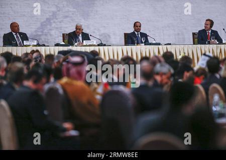 (141012) -- KAIRO, 12. Oktober 2014 -- der palästinensische Präsident Mahmoud Abbas (2. L) spricht an die Eröffnungszeremonie einer Konferenz zur Beschaffung von Mitteln für den Wiederaufbau des Gazastreifens in Kairo, Ägypten, 12. Oktober 2014. Hochrangige Beamte aus 50 Ländern und 20 Organisationen nahmen an der Konferenz Teil, um Milliarden von Dollar für den Wiederaufbau des vom Krieg heimgesuchten Gazastreifens zu sammeln. ) (srb) ÄGYPTEN-KAIRO-GAZA-WIEDERAUFBAUKONFERENZ CuixXinyu PUBLICATIONxNOTxINxCHN Kairo OKT 12 2014 PALÄSTINENSISCHER Präsident Mahmoud Abbas 2. L spricht vor der Eröffnungszeremonie einer Konferenz zur Mittelbeschaffung für den Wiederaufbau o Stockfoto