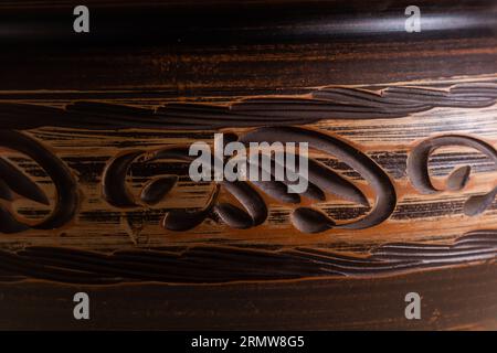 Keramiktopf für die Soße. Isoliert auf weißem Hintergrund. Stockfoto