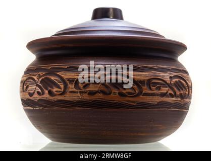 Keramiktopf für die Soße. Isoliert auf weißem Hintergrund. Stockfoto