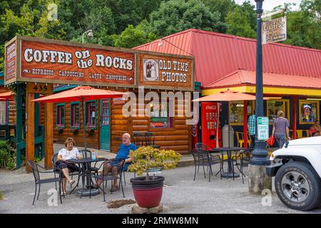 Chimney Rock, North Carolina, USA - 11. August 2023: Unternehmen mit auffälligen Fassaden, die Touristen in dieses kleine T-Stück locken Stockfoto