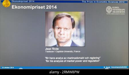 Das am 13. Oktober 2014 aufgenommene Foto zeigt das Bild von Jean Tirole, dem Gewinner des Nobelpreises 2014 für Wirtschaftswissenschaften, während der Pressekonferenz der Königlich Schwedischen Akademie der Wissenschaften in Stockholm, Schweden. Die Königlich Schwedische Akademie der Wissenschaften gab am Montag bekannt, dass der französische Ökonom Jean Tirole 2014 den Nobelpreis für Wirtschaftswissenschaften gewann. (dzl) SCHWEDEN-STOCKHOLM-NOBELPREIS-ÖKONOMIE ShixTiansheng PUBLICATIONxNOTxINxCHN das Foto, das AM 13. Oktober 2014 aufgenommen wurde, zeigt das Bild von Jean dem Gewinner des Nobelpreises für Wirtschaftswissenschaften 2014 während der Pressekonferenz der Königlich Schwedischen Akade Stockfoto