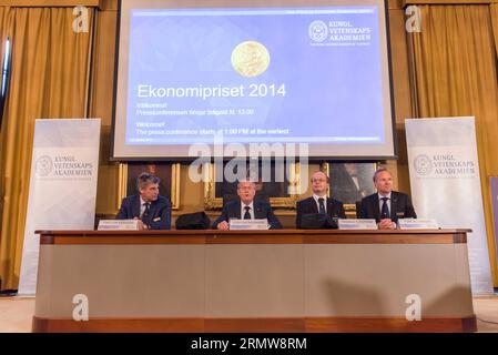 Staffan Normark (2. L), Ständiger Sekretär der Königlich Schwedischen Akademie der Wissenschaften, gibt den Gewinner des Nobelpreises 2014 für Wirtschaftswissenschaften während der Pressekonferenz der Königlich Schwedischen Akademie der Wissenschaften in Stockholm am 13. Oktober 2014 bekannt. Der französische Ökonom Jean Tirole gewann 2014 den Nobelpreis für Wirtschaftswissenschaften. (dzl) SCHWEDEN-STOCKHOLM-NOBELPREIS-ÖKONOMIE ShixTiansheng PUBLICATIONxNOTxINxCHN Staffan Normark 2. L ständiger Sekretär der Königlich Schwedischen Akademie der Wissenschaften gibt den Gewinner des Nobelpreises für Wirtschaftswissenschaften 2014 während der Nachrichtenkonferenz der RO bekannt Stockfoto