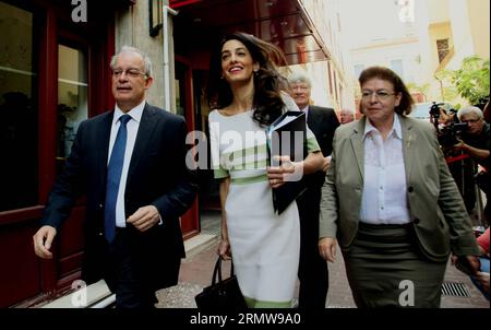 (141014) -- ATHEN, 14. Oktober 2014 -- Menschenrechtsanwältin Amal Alamuddin Clooney (C) spricht mit dem griechischen Kulturminister Konstantinos Tasoulas (1. L) nach ihrem Treffen im griechischen ministerium für Kultur und Sport am 14. Oktober 2014 in Athen. Die Anwälte Geoffrey Robertson und Amal Clooney kamen am Montag zu einem viertägigen Besuch an, um Regierungsbeamte, darunter Premierminister Antonis Samaras, zu treffen und Ratschläge zu Griechenlands Bemühungen zu geben, die Parthenon Marbles nach Athen zurückkehren zu lassen.) (cy) GRIECHENLAND-Athen-POLITIK MariosxLolos PUBLICATIONxNOTxINxCHN Athen OCT 14 2014 Menschenrechtsanwalt Amal Clooney Stockfoto