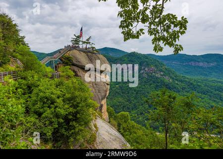 Chimney Rock, North Carolina, USA - 11. August 2023: Blick auf den Gipfel des Chimney Rock von der Sky Lounge im Chimney Rock State Park. Stockfoto