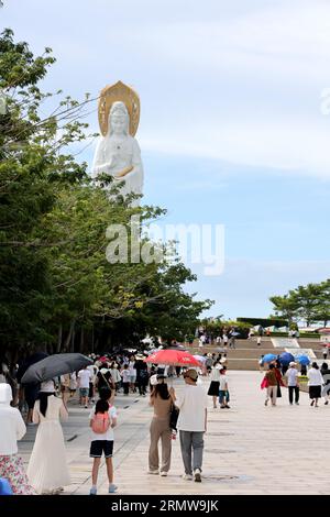 SANYA, CHINA - 21. AUGUST 2023 - Touristen sehen das Meer guanyin des Sanya Nanshan Berges in der Nanshan Cultural Tourism Zone in Sanya, Provinz Hainan, China Stockfoto