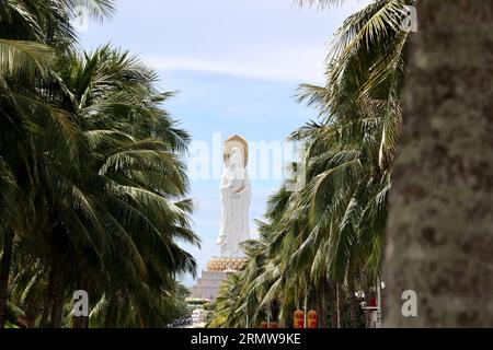 SANYA, CHINA - 21. AUGUST 2023 - Touristen sehen das Meer guanyin des Sanya Nanshan Berges in der Nanshan Cultural Tourism Zone in Sanya, Provinz Hainan, China Stockfoto