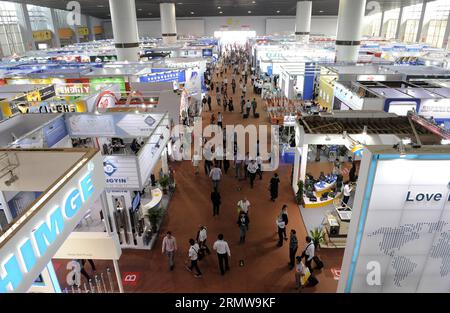 (141015) -- GUANGZHOU, 15. Oktober 2014 -- Menschen besuchen die 116. China Import and Export Fair (Canton Fair) in Guangzhou, Hauptstadt der südchinesischen Provinz Guangdong, 15. Oktober 2014. Die Kantonsmesse, die am 15. Oktober begann, zog insgesamt 24.751 in- und ausländische Unternehmen an, davon 170 aus der letzten Sitzung. ) (lfj) CHINA-GUANGDONG-CANTON FAIR (CN) LiangxXu PUBLICATIONxNOTxINxCHN Guangzhou OKT 15 2014 Prominente besuchen die 116. China Import and Export Fair Canton Fair in Guangzhou Hauptstadt Südchinas S Provinz Guangdong OKT 15 2014 die Canton Fair, die AM 15. OKT begann Stockfoto