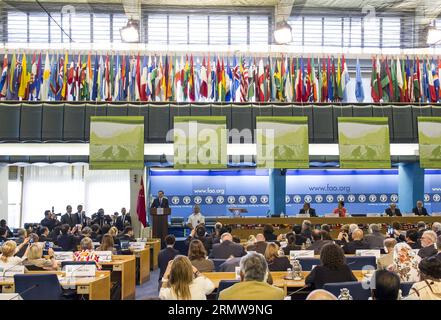 (141015) -- ROM, 15. Oktober 2014 -- der chinesische Ministerpräsident Li Keqiang hält eine Rede am Hauptsitz der Ernährungs- und Landwirtschaftsorganisation der Vereinten Nationen (FAO) in Rom, Italien, 15. Oktober 2014. ) (wf) ITALIEN-FAO-LI KEQIANG-SPEECH WangxYe PUBLICATIONxNOTxINxCHN Rom OKT 15 2014 Chinesischer Ministerpräsident Keqiang hält eine Rede AM Hauptsitz der Ernährungs- und Landwirtschaftsorganisation der Vereinten Nationen FAO in Rom Italien OKT 15 2014 WF Italy Left Keqiang Speech WangXYe PUBLICATIONxNOTxCHN Stockfoto