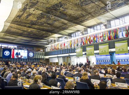 (141015) -- ROM, 15. Oktober 2014 -- der chinesische Ministerpräsident Li Keqiang hält eine Rede am Hauptsitz der Ernährungs- und Landwirtschaftsorganisation der Vereinten Nationen (FAO) in Rom, Italien, 15. Oktober 2014. ) (wf) ITALIEN-FAO-LI KEQIANG-SPEECH WangxYe PUBLICATIONxNOTxINxCHN Rom OKT 15 2014 Chinesischer Ministerpräsident Keqiang hält eine Rede AM Hauptsitz der Ernährungs- und Landwirtschaftsorganisation der Vereinten Nationen FAO in Rom Italien OKT 15 2014 WF Italy Left Keqiang Speech WangXYe PUBLICATIONxNOTxCHN Stockfoto