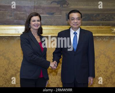 (141015) -- ROM, 15. Oktober 2014 -- der chinesische Premier Li Keqiang (R) trifft sich mit der italienischen Präsidentin des Unterhauses Laura Boldrini in Rom, Italien, 15. Oktober 2014. ) (wf) ITALIEN-ROM-CHINESISCHES PREMIER-TREFFEN WangxYe PUBLICATIONxNOTxINxCHN Rom OKT 15 2014 Chinesischer Ministerpräsident Keqiang r trifft italienische Präsidentin des Unterhauses Laura in Rom Italien OKT 15 2014 WF Italien Chinesisches Premier-Treffen WangXYe PUBLICATIONxNOTxINxCHN Stockfoto