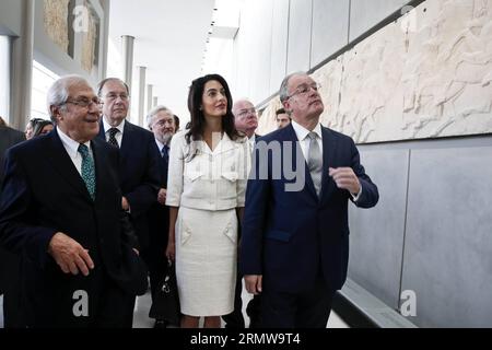 (141015) -- ATHEN, 15. Oktober 2014 -- Rechtsanwalt Amal Clooney (C) wird vom Direktor des Akropolis-Museums Dimitris Pantermalis (L), zusammen mit dem griechischen Minister für Kultur und Sport Konstantinos Tasoulas (R), während eines Besuchs in der Parthenon-Halle im Akropolis-Museum in Athen, Griechenland, 15. Oktober 2014 geführt. Ein angesehenes Londoner Anwaltsteam, darunter der Menschenrechtsanwalt Amal Clooney, traf sich am Dienstag mit der griechischen Regierung, um rechtliche Beratung bei der Rückführung der 2.500-jährigen Parthenon Marbles aus dem britischen Museum zu geben. Pool/Yorgos Karahalis) GRIECHENLAND-ATHEN-GROSSBRITANNIEN ANWALTSBESUCH Stockfoto